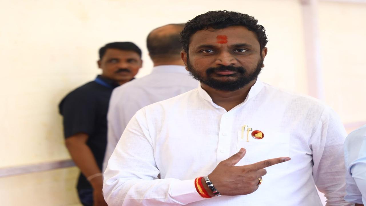 NCP legislator Amol Mitkari stages sit-in at Vidhan Bhavan after PA denied entry