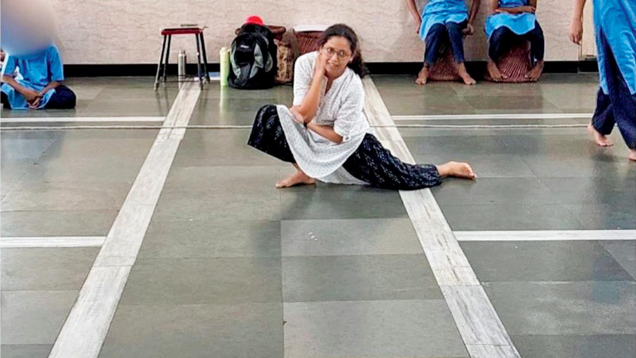 Aparna Mapuskar during her session in Dongri. Pic Courtesy/@clowning_wali_bai