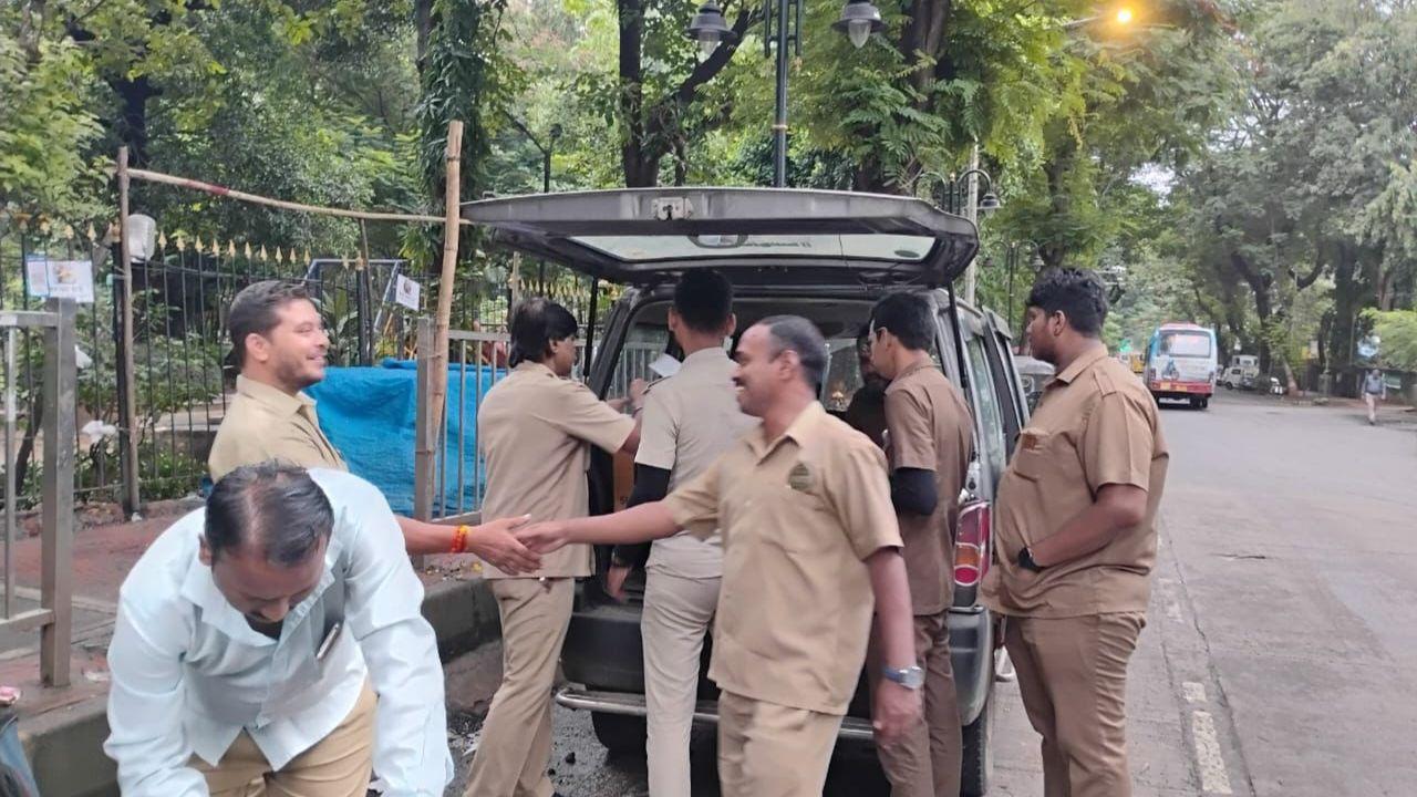 The Sangharsh Labour Employees’ Union asserted that workers from various wet-lease operators perform the exact same duties as permanent staff in the transport department, but they still do not receive the same pay scale