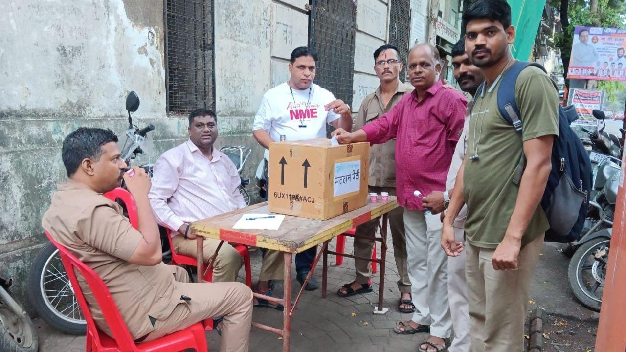 As a result of negligence the workers are currently casting their ballots to decide on a strike to achieve their demand for equal wages. Moreover, the initial phase of voting is taking place today, Tuesday, from 7 AM to 7 PM at bus depots in Deonar, Shivajinagar, Ghatkopar, Mulund, and Mumbai Central