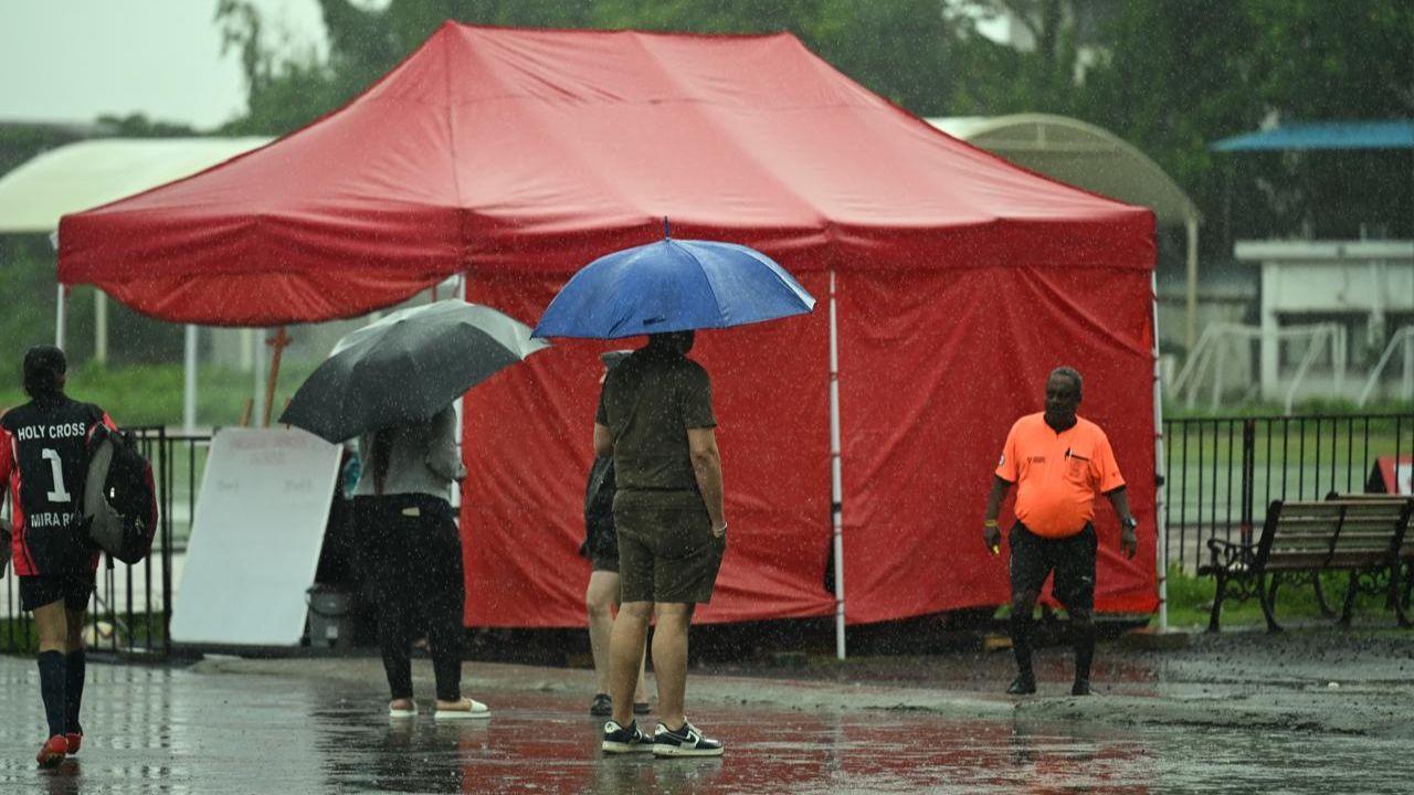 The IMD has also issued a thunderstorm alert for central and eastern Maharashtra, specifically Dhule, Nandurbar, Jalgaon, and Chandrapur, predicting winds of 30-40 kmph in some areas