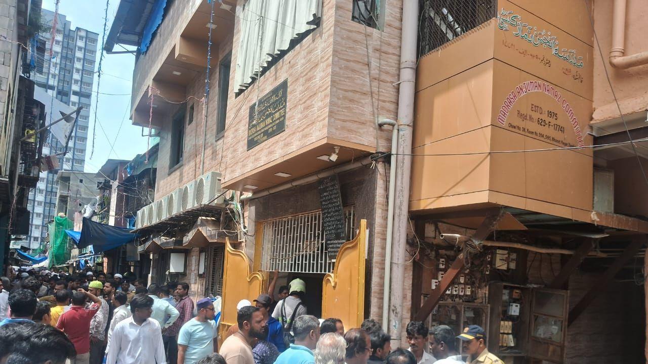 The collapse occurred at Chawl No. 37, Bharat Nagar, within the Bandra Kurla Complex (BKC) area. Mumbai Fire Brigade (MFB) officials confirmed the structure's complete failure, leading to an ongoing rescue operation at the site