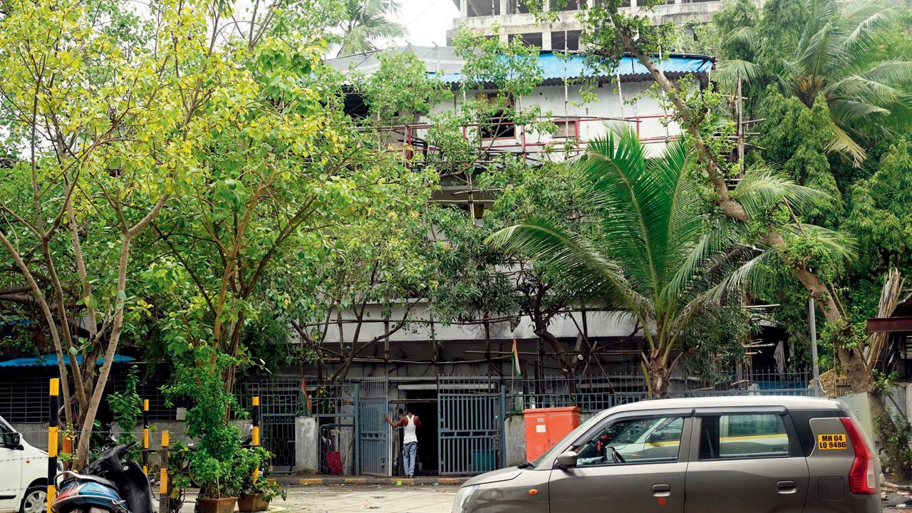 Mumbai: BMC officer nabbed taking Rs 30,000 to let illegal café stay open