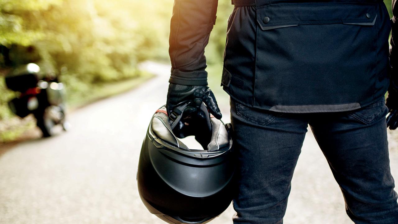 Mumbai: Police look for biker who bashed motorists with helmet