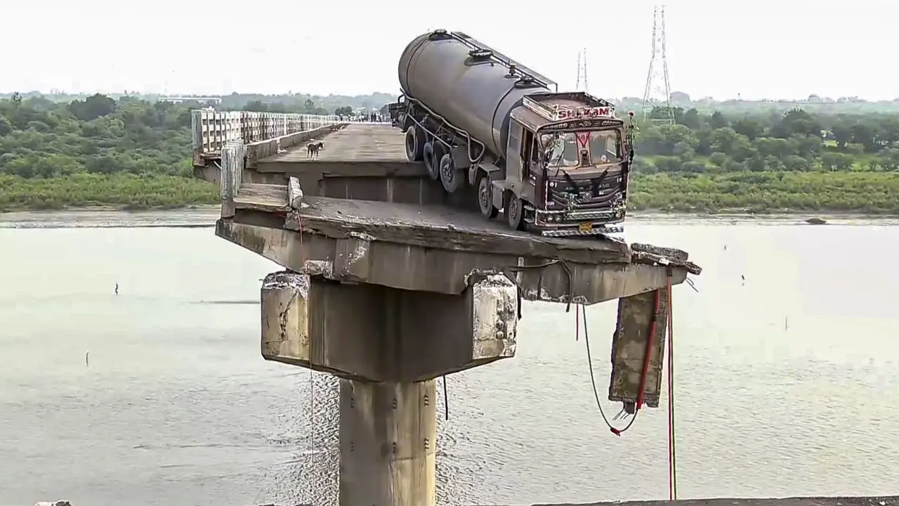 Vadodara bridge collapse: Death toll rises to 19, search ops on for 2 people