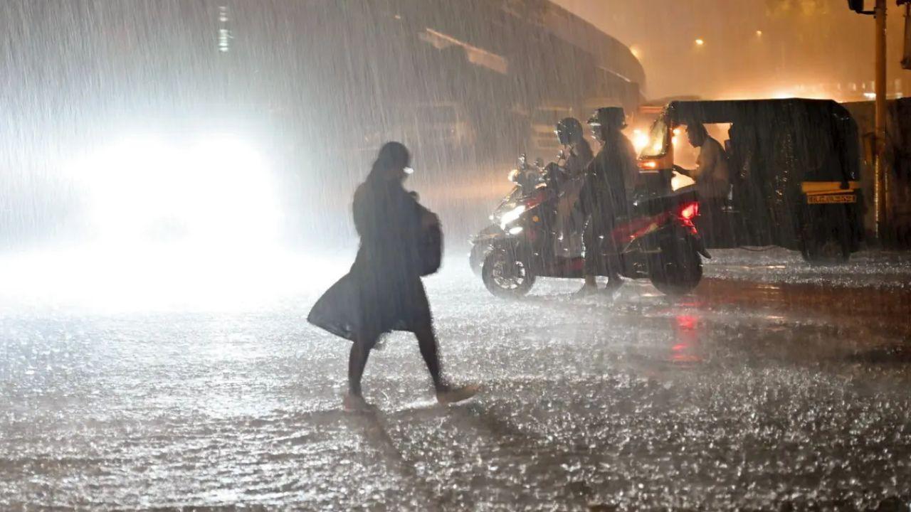 Mumbai LIVE: Light to moderate rain likely todayi