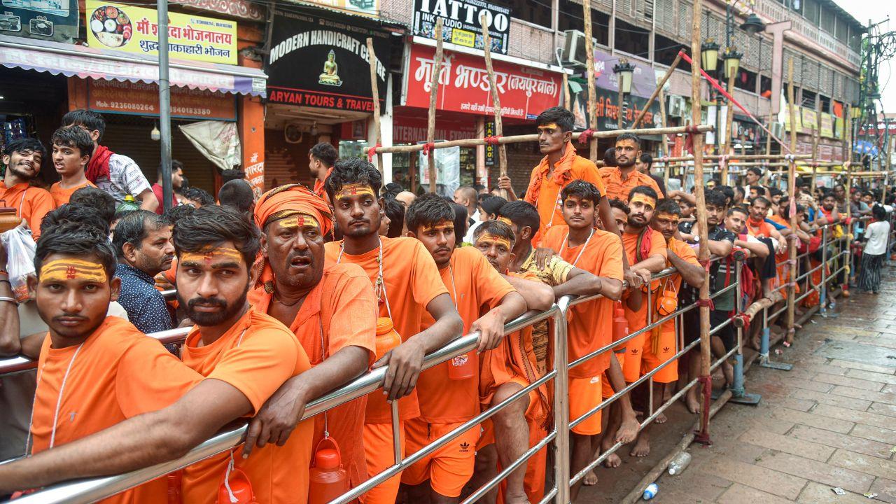 Thousands of Kanwariyas visit Kashi Vishwanath on first Monday Shravan month