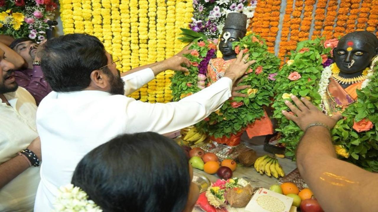 Shinde performed the consecration of Lord Vitthal and Goddess Rukmini with milk