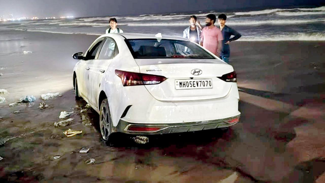Mumbai: Drunk trio drives into Juhu sea; car stuck in sand