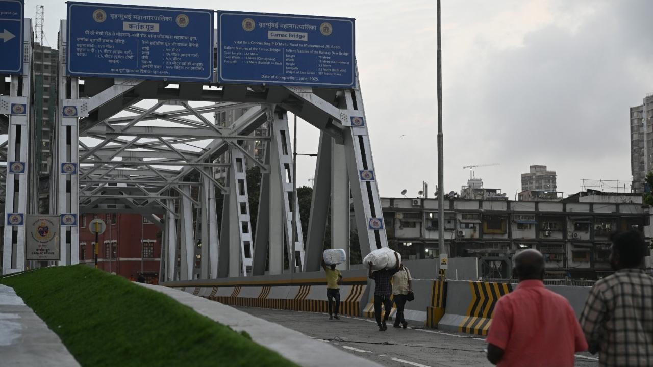 The girders were moved 58 meters across live railway tracks, lowered by approximately two meters, and accurately positioned—a complex engineering task requiring expert consultation. The eastern section of the bridge, from foundation to asphalting, was completed in just four months