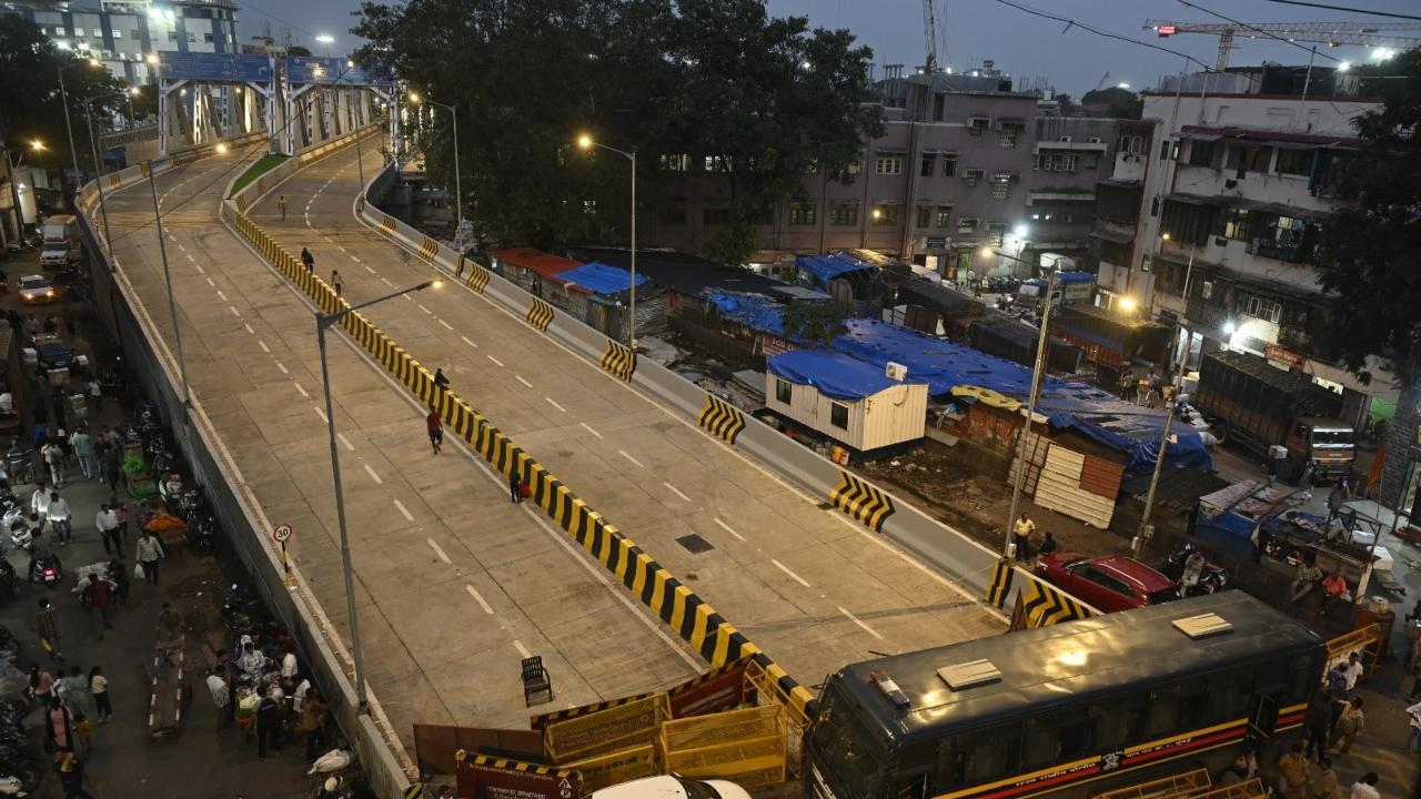 The southern steel girder was launched on October 19, 2024, and the northern girder was installed across two phases on January 26 and 30, 2025. These operations were carried out during traffic and power blocks approved by Central Railway