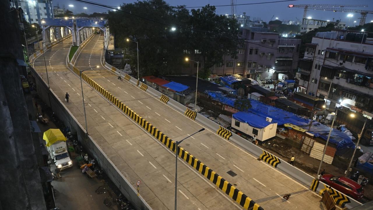 The total length of the flyover is 328 meters, including 70 meters under railway jurisdiction. The remaining 230 meters comprise approach roads within BMC limits—130 meters on the eastern side and 100 meters on the western side