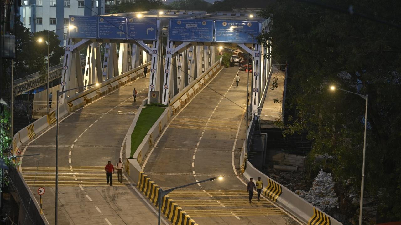 The bridge features two steel girders, each 70 meters long, 26.5 meters wide, and 10.8 meters high, weighing 550 metric tons, installed on reinforced cement concrete piers. The superstructure includes an RCC deck slab, asphalting, and fully developed approach roads