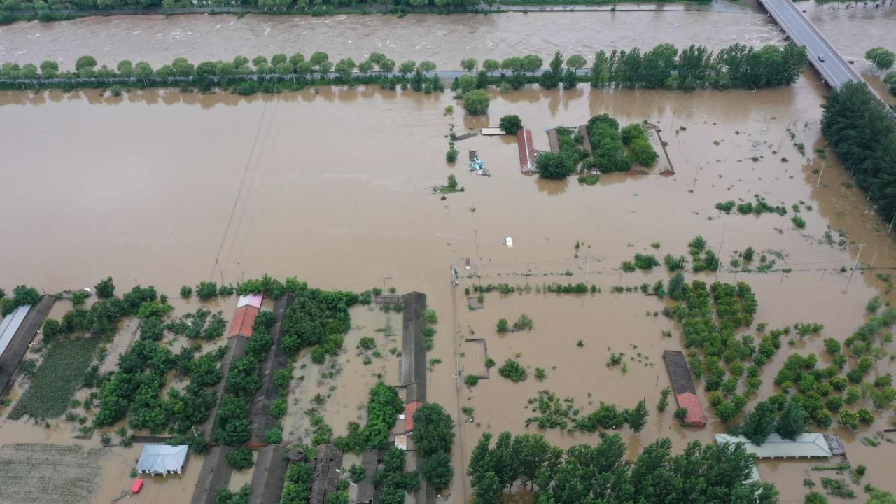Heavy rain started over the weekend and intensified around Beijing and surrounding provinces on Monday, with the capital getting rainfall of up to 543.4mm in its northern districts