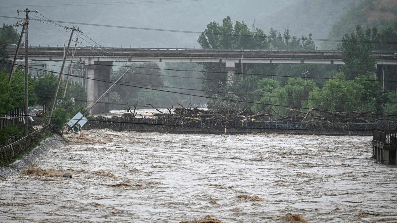 In recent days, extreme and severe convective weather, brought by warm, moist air from the edge of the subtropical high, has occurred in Miyun and other areas of Beijing, according to the state-run Xinhua news agency