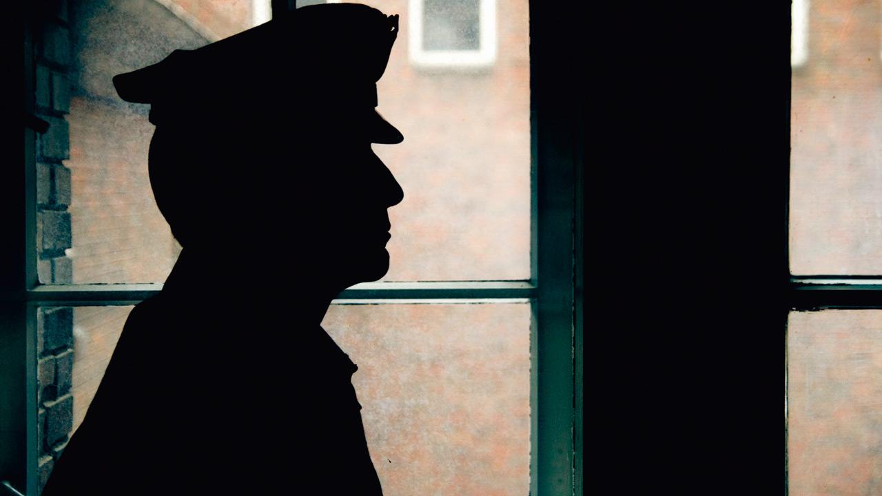 Mumbai: Constable held for molesting 12-year-old neighbour