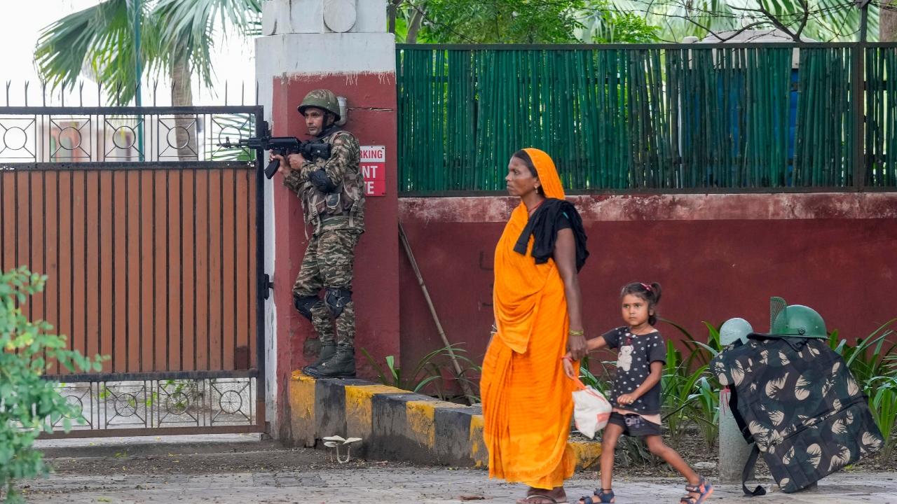 The mock drills began simultaneously in different parts of the city, with each location presenting a unique threat scenario. These included unattended bags in public areas, suspicious men loitering near sensitive installations, and coordinated hoax calls made to test emergency dispatch systems