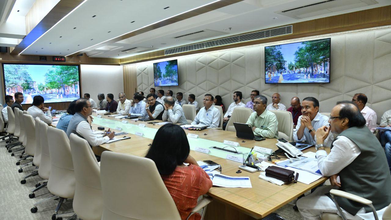 The high-level meeting saw the presence of numerous senior officials, including Additional Chief Secretary (Finance) O.P. Gupta, Additional Chief Secretary (Planning) Dr. Rajagopal Deora, Additional Chief Secretary (Urban Development) Asimkumar Gupta, Principal Secretary (Rural Development) Eknath Dawale, and Principal Secretary (Finance) Saurabh Vijay. Senior representatives from the Tourism, Public Works, and Public Health departments, as well as the Nashik Municipal Corporation and CIDCO, also attended