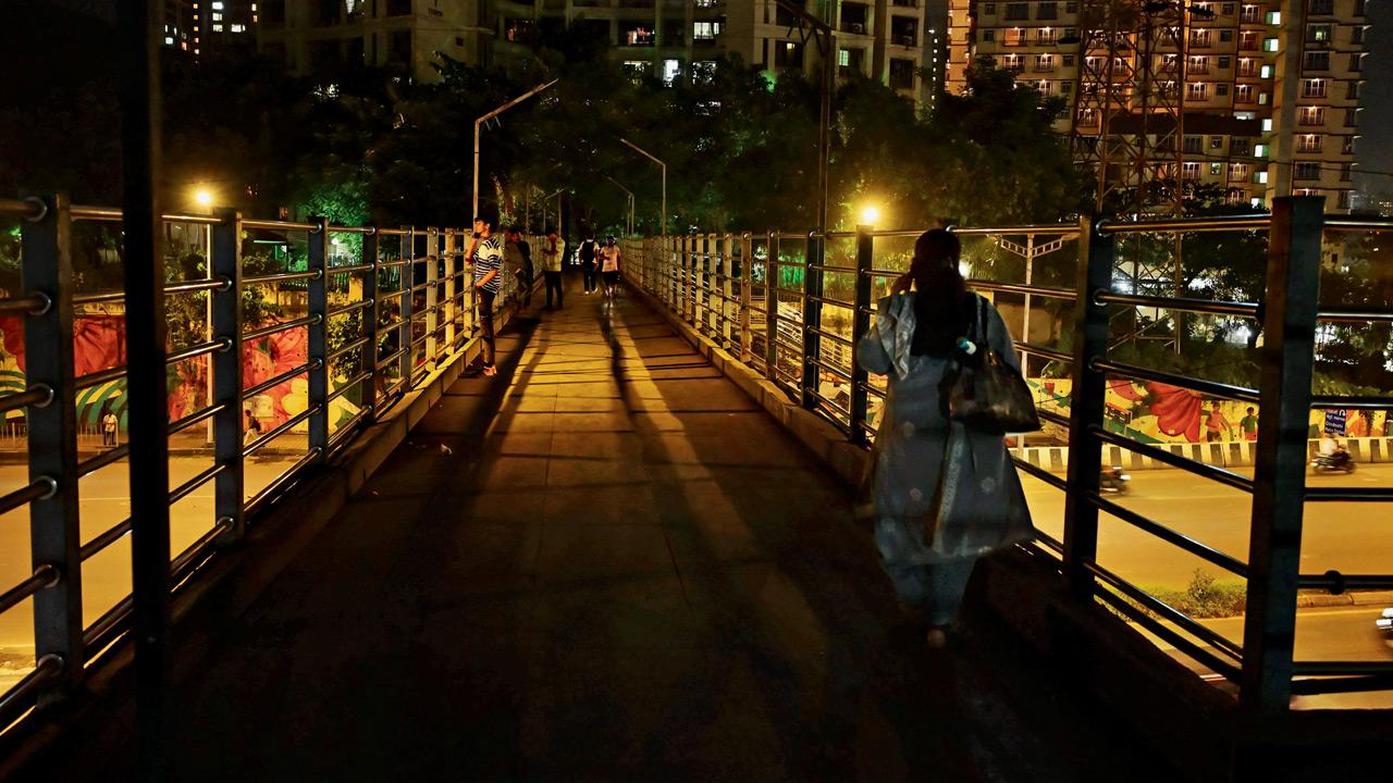 The Dindoshi Metro station foot overbridge. Pedestrians have raised concerns about the structure’s lack of illumination. PIC/Nimesh Dave