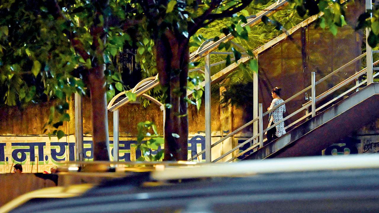 The Ramabai Ambedkar Nagar foot overbridge in Ghatkopar East. PICs/SAYYED SAMEER ABEDI