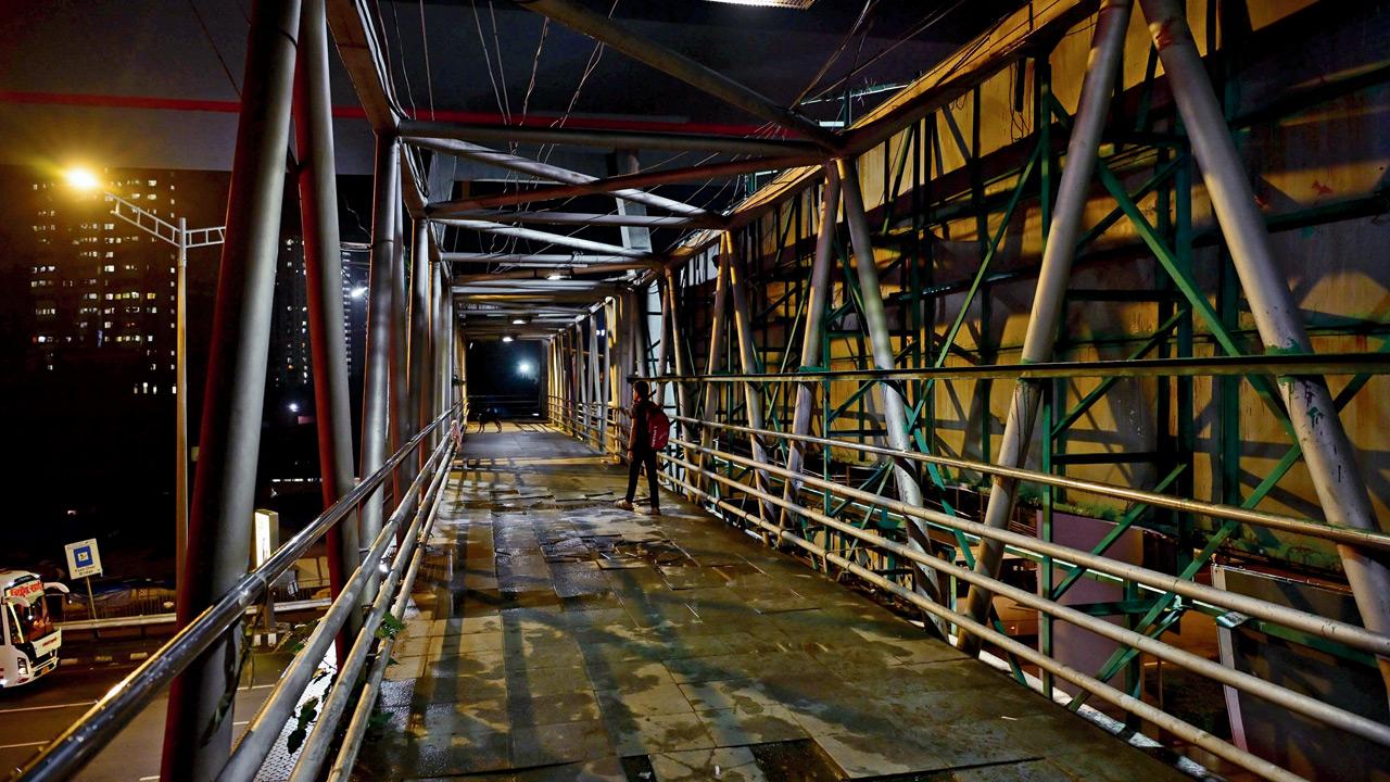 The Shankarwadi foot overbridge in Jogeshwari wears a mostly abandoned look. PIC/NIMESH DAVE