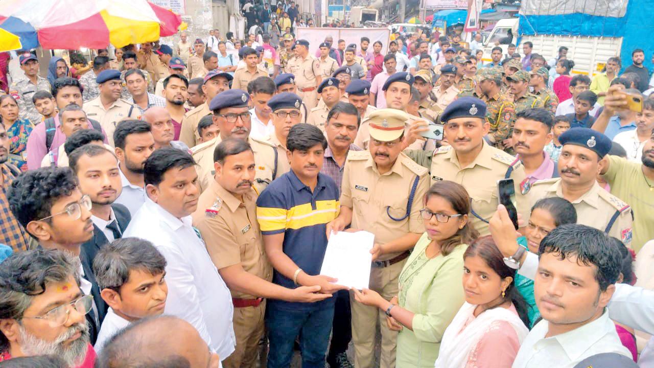 Delegation of commuter activists handing over petition of demands to railway and  RPF officials. PICS/BY SPECIAL ARRANGEMENT