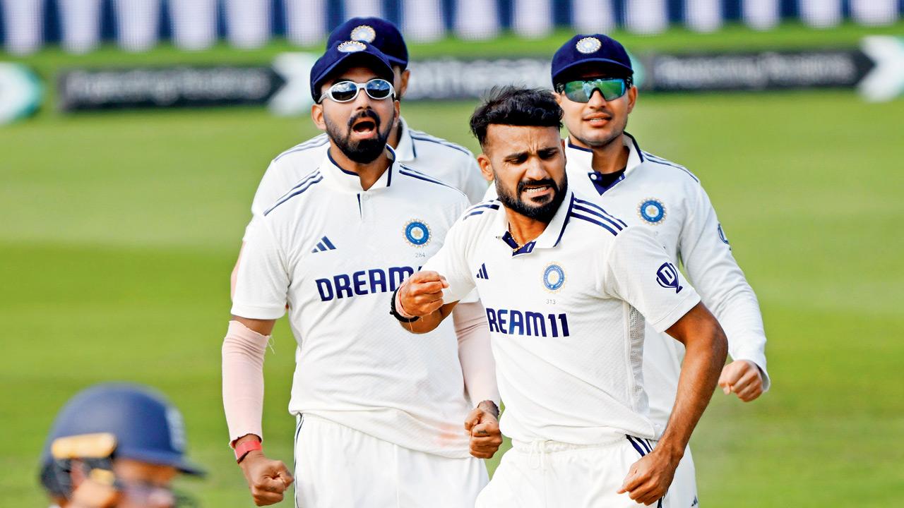 India pacer Akash Deep (centre) celebrates the wicket of England opener Ben Duckett on Saturday. PIC/BIPIN PATEL