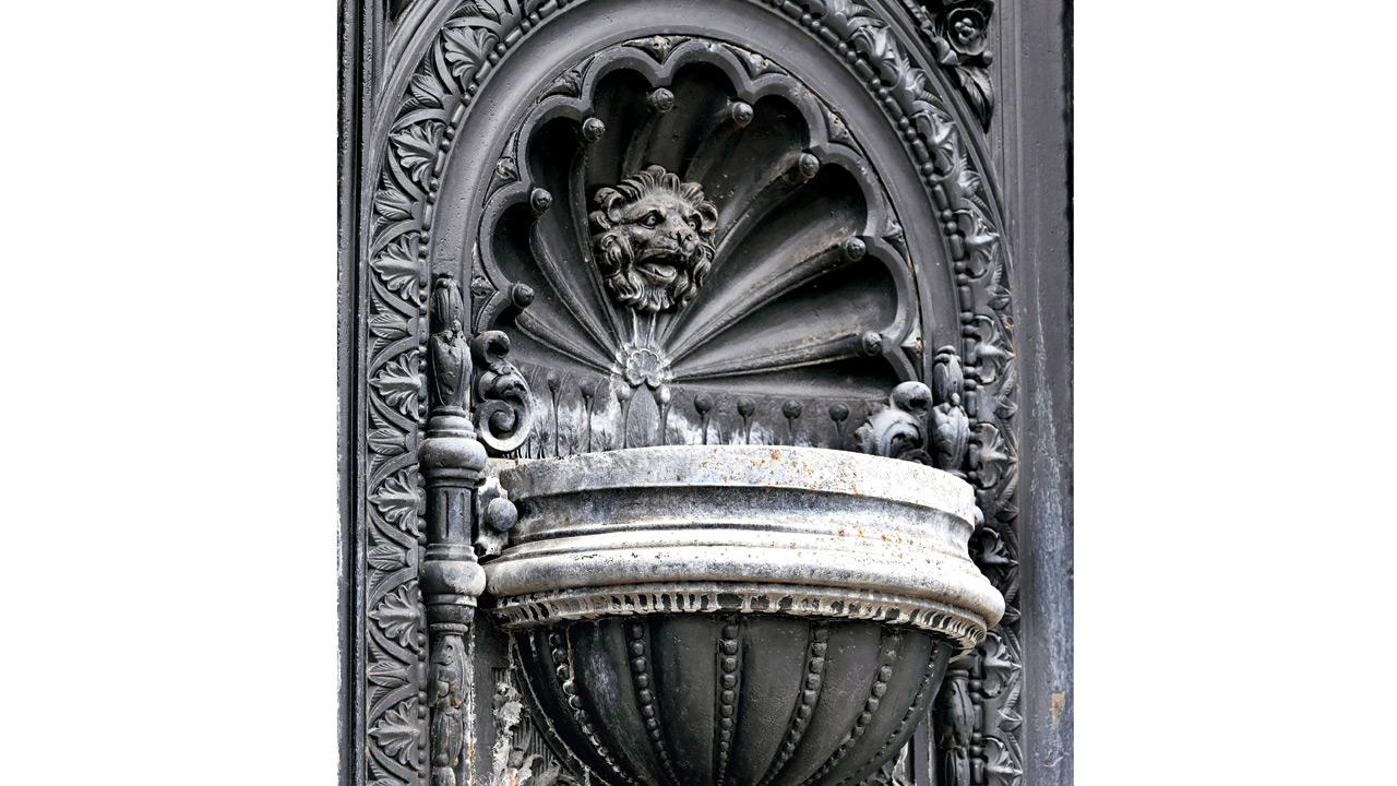 Damage and deterioration on the cast iron structure, caused by hard water and monsoon exposure