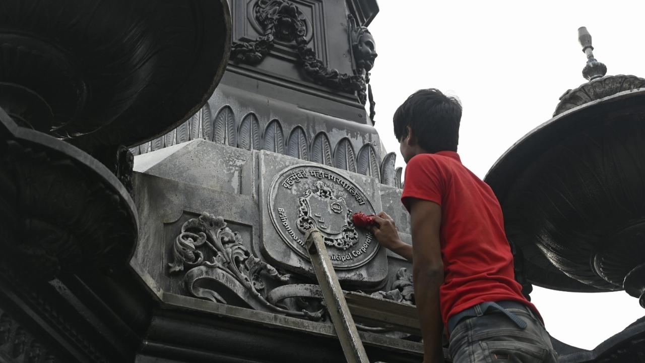 In 1960, the fountain was relocated to the Veermata Jijabai Bhosale Botanical Garden and Zoo as it bore the royal coat of arms — a symbol of British rule
