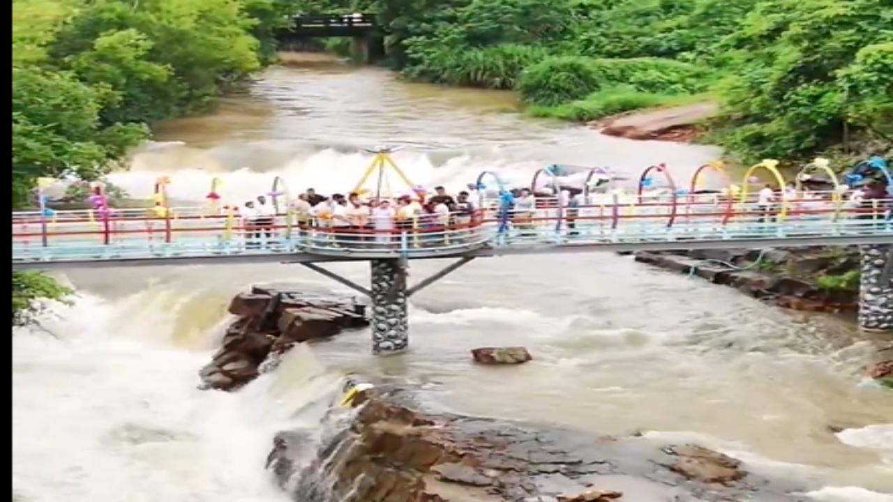 Maharashtra gets its first glass bridge in Sindhudurg