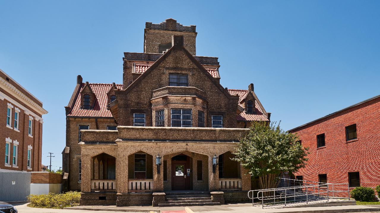 The Hanging Jail, DeRidderBuilt in 1915, the Gothic Jail of DeRidder is believed to be haunted by the two men hanged for the slaying of their taxi cab driver – hence the nickname “The Hanging Jail.” After murdering taxi driver Joe Brevelle and dumping his body in Pickering Mill Pond, Genna and Brasseaux were convicted and hanged in 1928. The jail features a spiral staircase circling around a noose that hangs ominously and an underground tunnel that allowed prisoners to get to the courthouse next door. It has even been featured on The Travel Channel because of its peculiar reputation