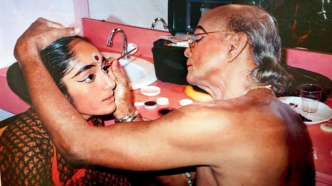 Kelucharan Mohapatra assists a young Arushi Mudgal backstage