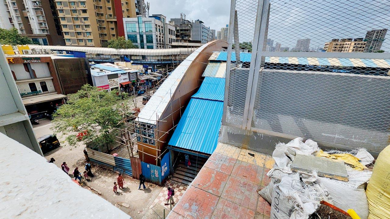 The Vikhroli bridge, whose landing staircase is yet to be built. Pics/Rajendra B Aklekar
