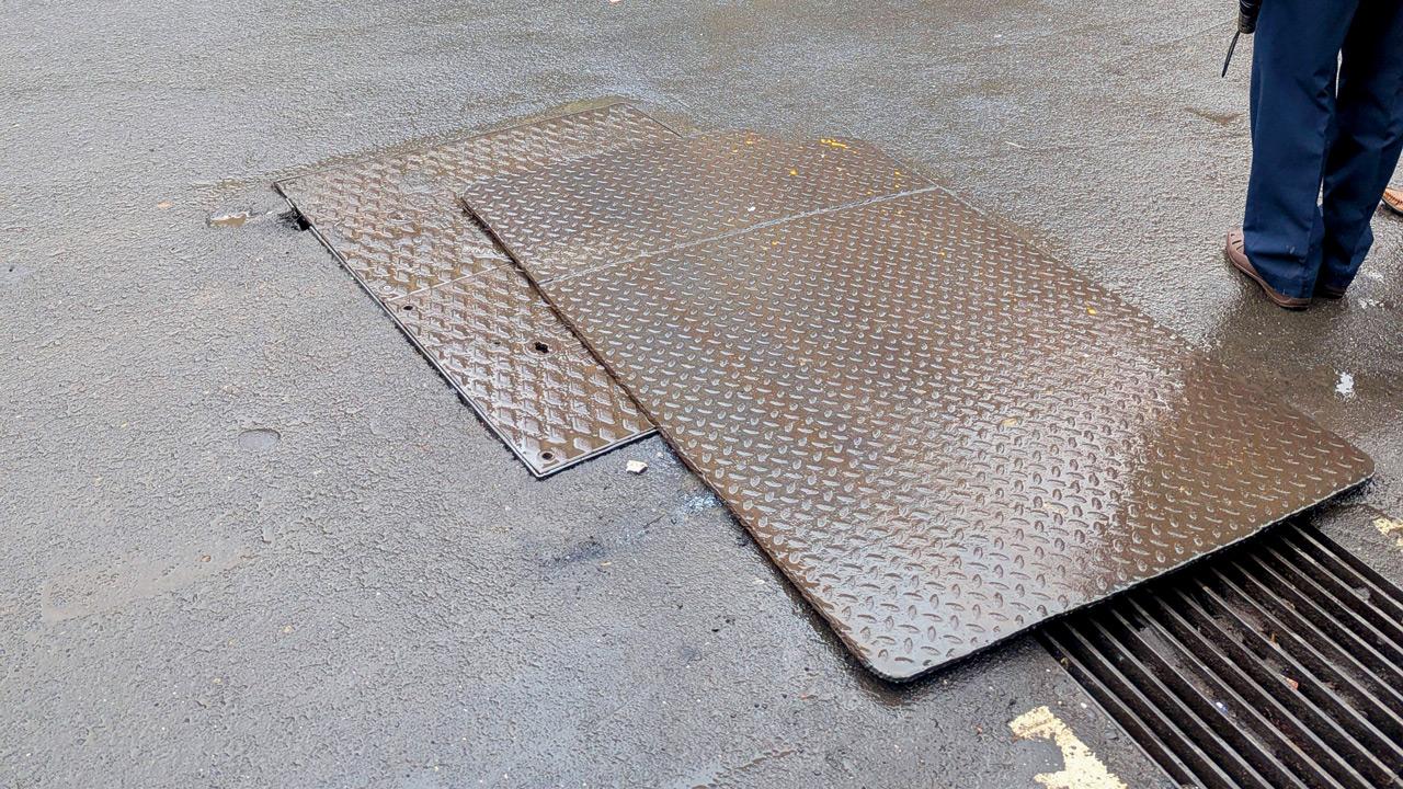 Loose manhole cover near Siddharth College