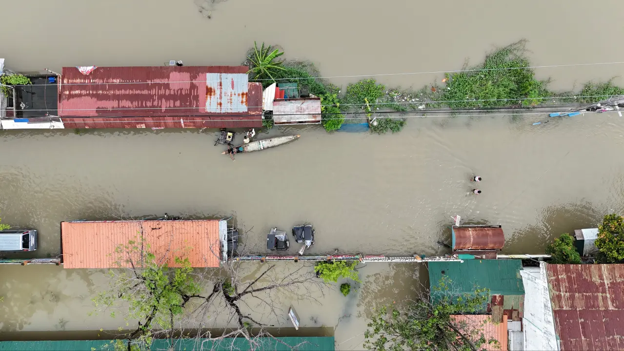 Typhoon Co-may lashes northern Philippines, 25 dead and 278,000 evacuated