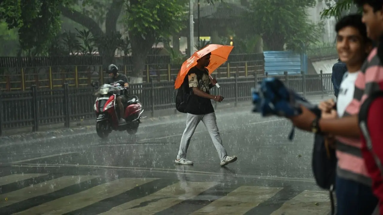 On Sunday, July 6, the city is forecast to receive heavy morning showers, with occasional thunder, while July 7 will likely see intermittent rain and considerable cloudiness