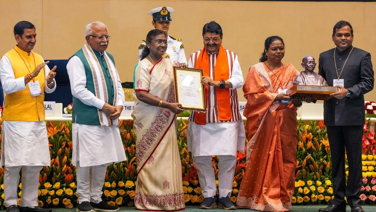 IN PHOTOS: President Droupadi Murmu honours NDMC for excellence in cleanliness 
