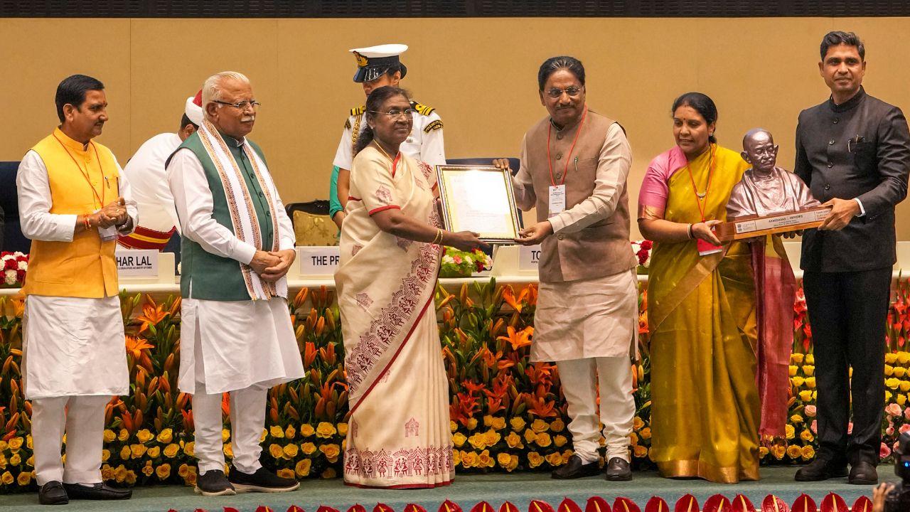 The award presented by President Droupadi Murmu and Union Housing and Urban Affairs Minister Manohar Lal Khattar was jointly received by Delhi Urban Development Minister Ashish Sood, NDMC Chairman Keshav Chandra and Vice-Chairman Kuljeet Singh Chahal