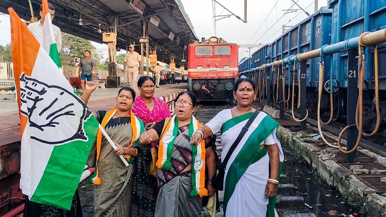 Leaders of the Congress, CPI, CPI(M), CPIM (ML), Forward Bloc, RJD, SP and NCP hit the streets, holding their party flags to enforce the bandh