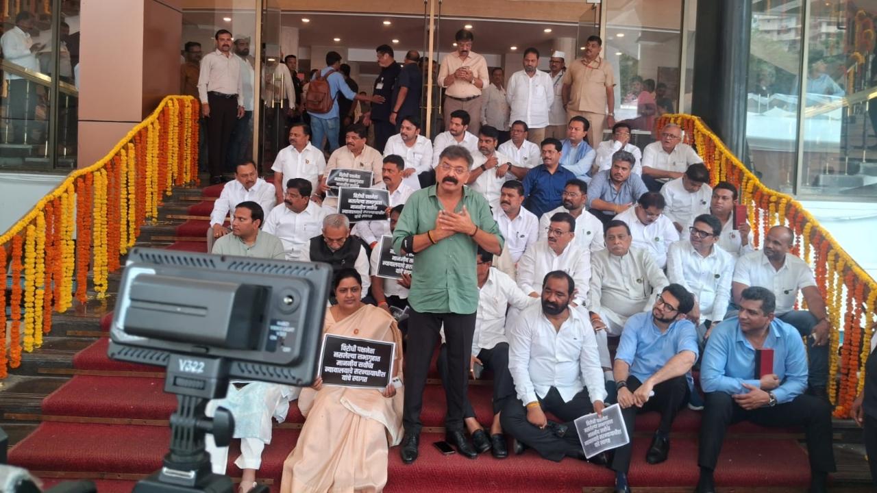 The protest coincided with Chief Justice of India Bhushan Gavai's visit to the legislature complex