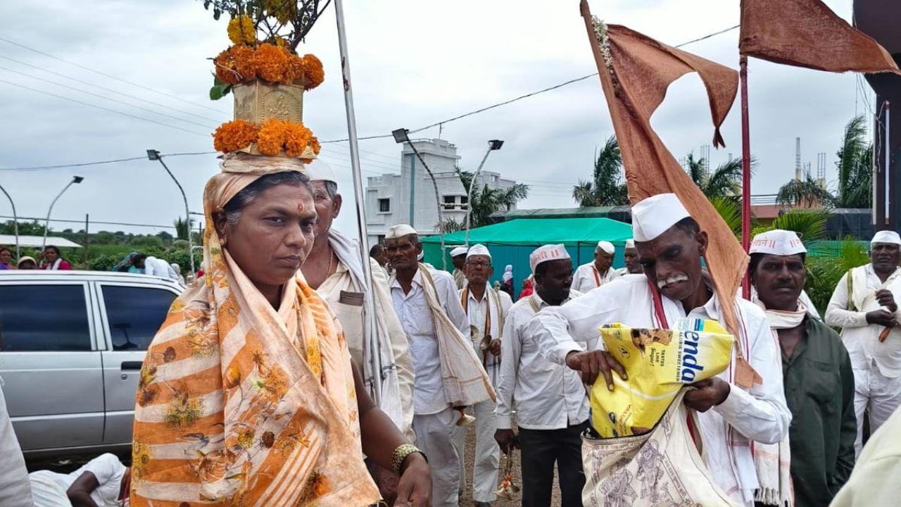 The sacred journey of the Pandharpur Wari begins with two main palkhi processions: Sant Tukaram Maharaj's from Dehu and Sant Dnyaneshwar Maharaj's from Alandi