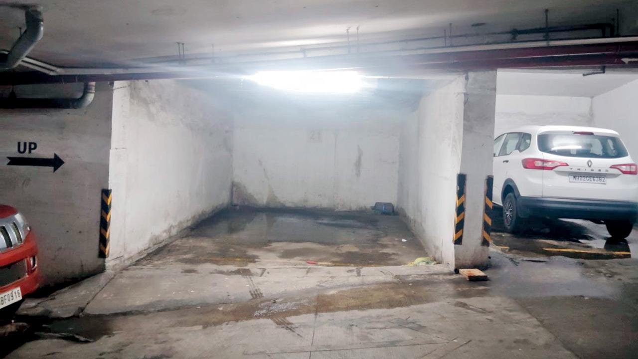 Entrance to the Nepean Sea Road PPL often blocked by parked vehicles, making access difficult