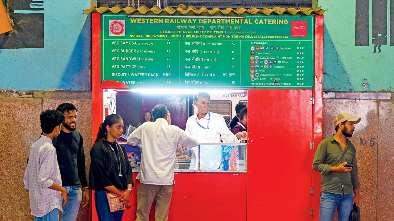 Passengers buy snacks from the railway stalls at Churchgate station. Pic/Satej Shinde