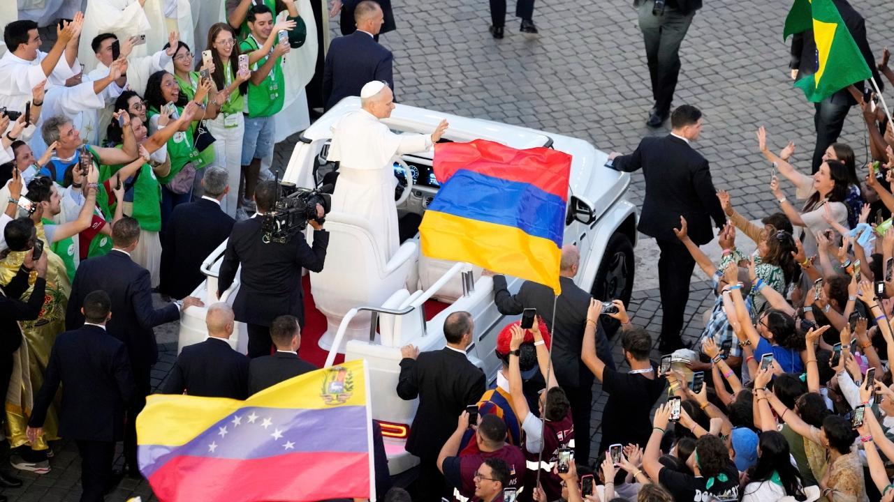 In Photos: Pope Leo XIV makes surprise appearance at Holy Year welcome ceremony