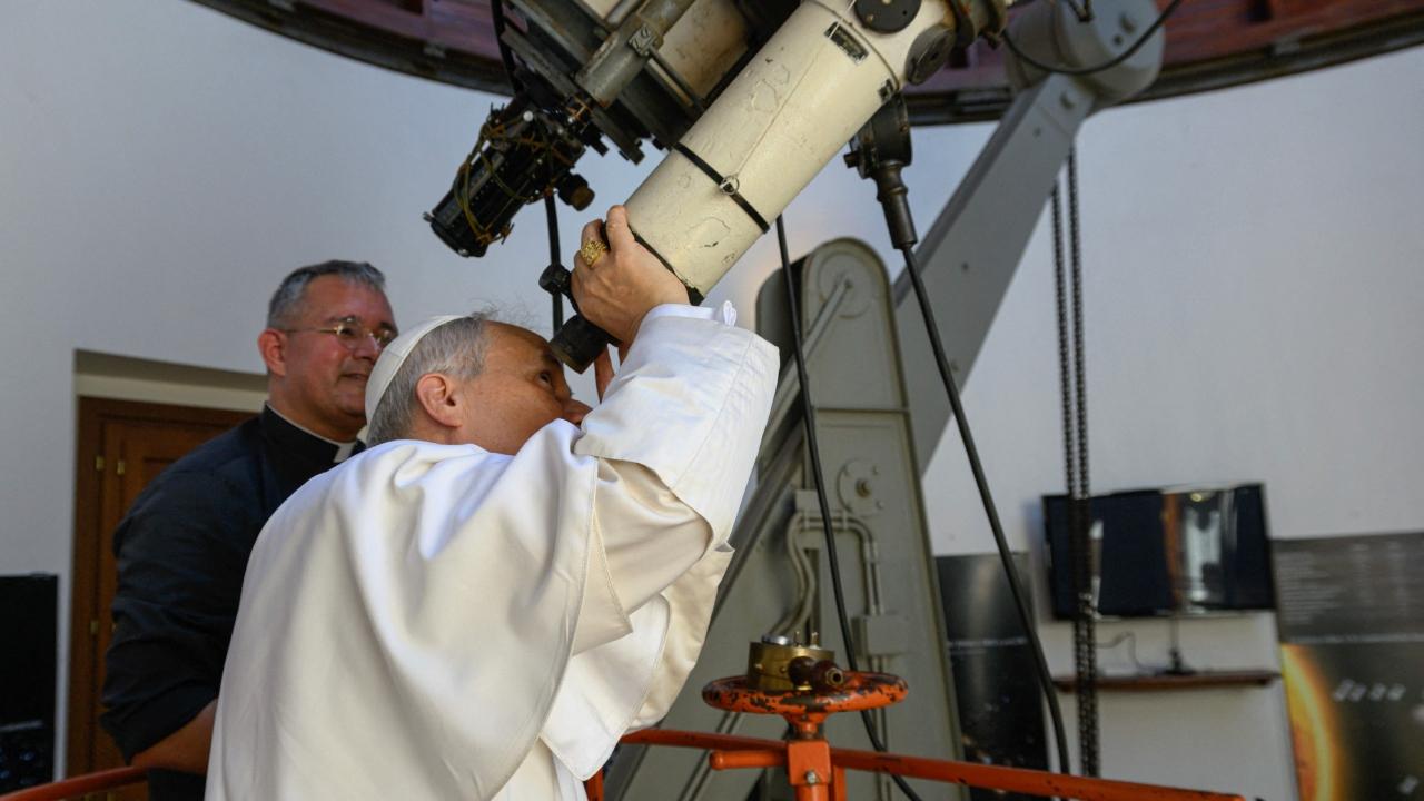 After praying the Sunday Angelus at his summer retreat in Castel Gandolfo, Leo headed to the astronomical observatory located in the Pontifical Villas, where he took a close look at the telescopes that have supported celestial exploration from a faith-based perspective for decades