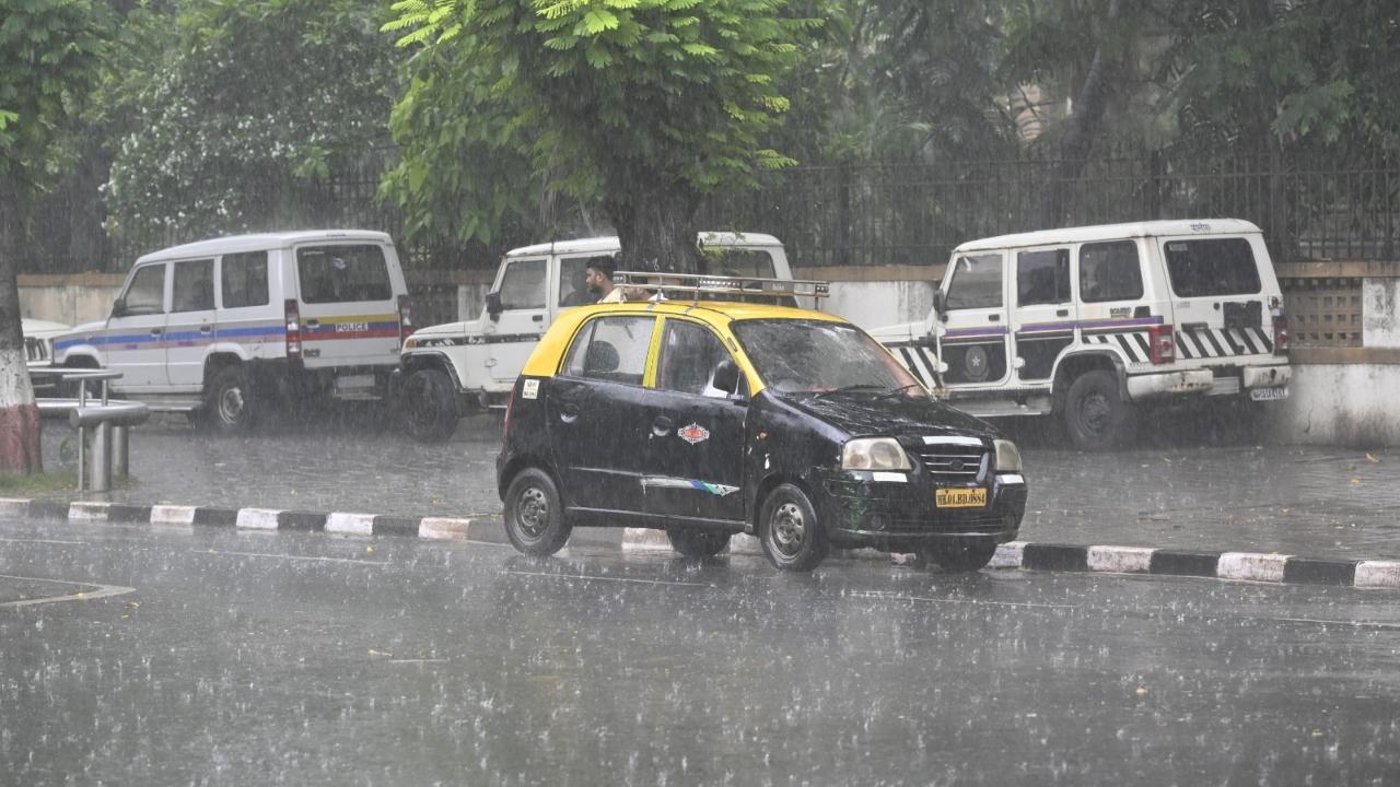 A high tide of 4.46 metres was expected at 1.52 pm and a low tide of 1.58 metres at 7.57 pm, BMC said on Sunday