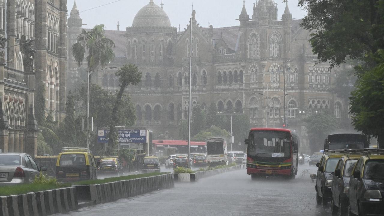 The maximum and minimum temperatures in Mumbai are likely to be around 32 degrees Celsius and 26 degrees Celsius, respectively, the weather department stated