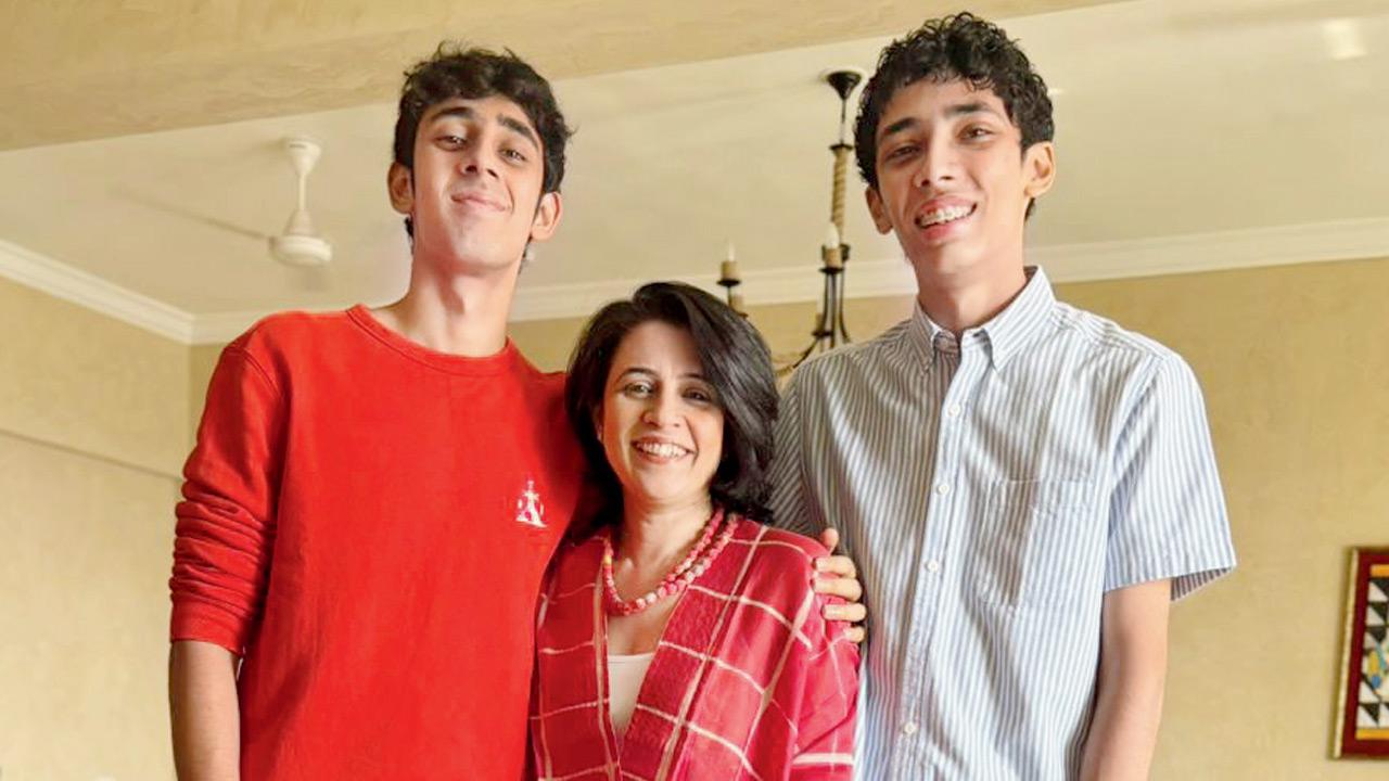 Ruchita Dar Shah along with her kids