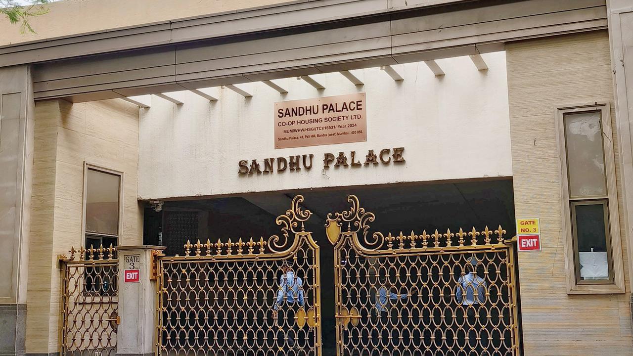 Mumbai: Unknown man wreaks havoc in star-studded society in Bandra West
