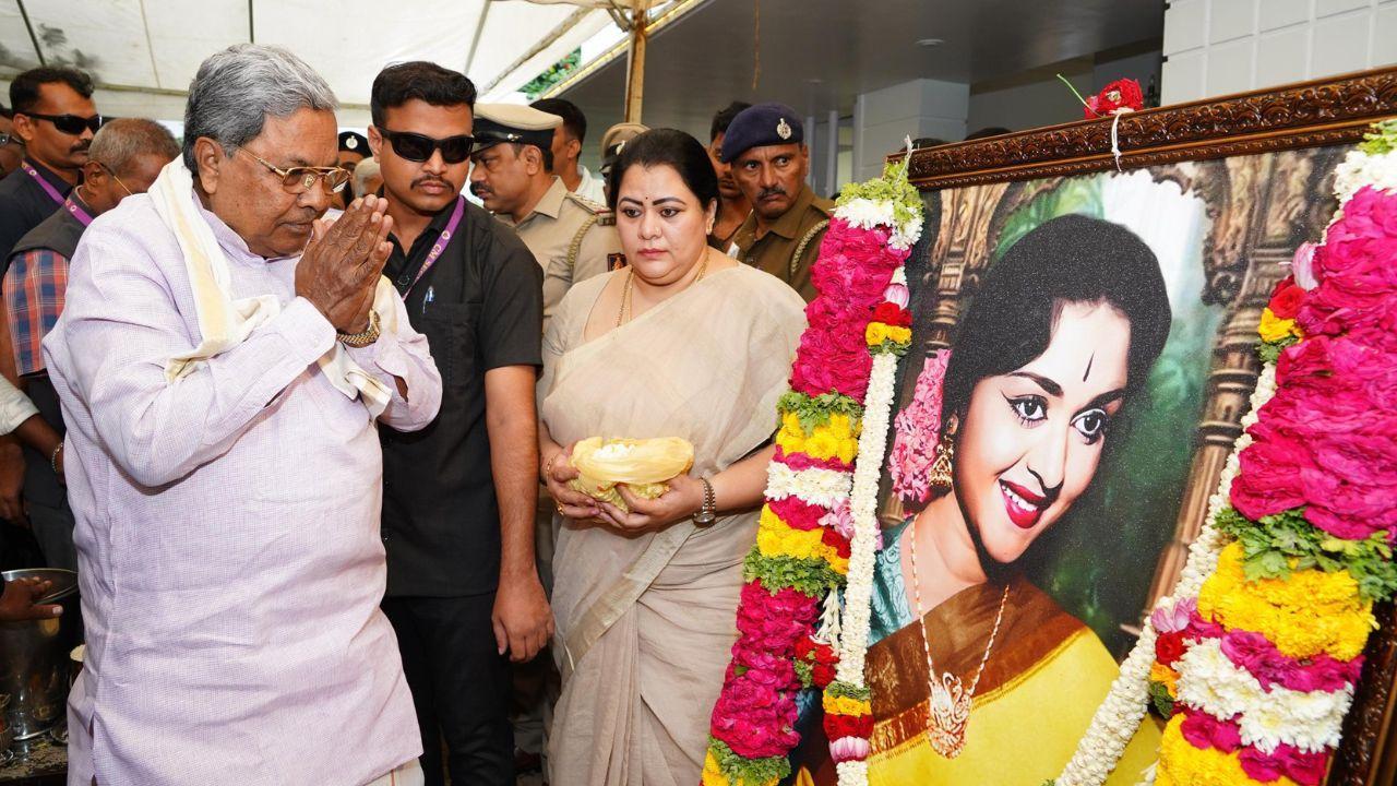 In Photos: Karnataka CM Siddaramaiah offers floral tribute to Saroja Devi